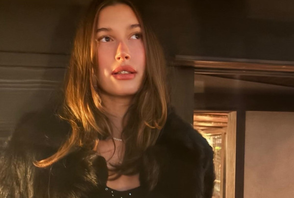 Φρέσκια και λαμπερή επιδερμίδα: Το trick της Hailey Bieber που χρειάζεται μόνο ένα προϊόν