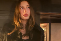 Φρέσκια και λαμπερή επιδερμίδα: Το trick της Hailey Bieber που χρειάζεται μόνο ένα προϊόν