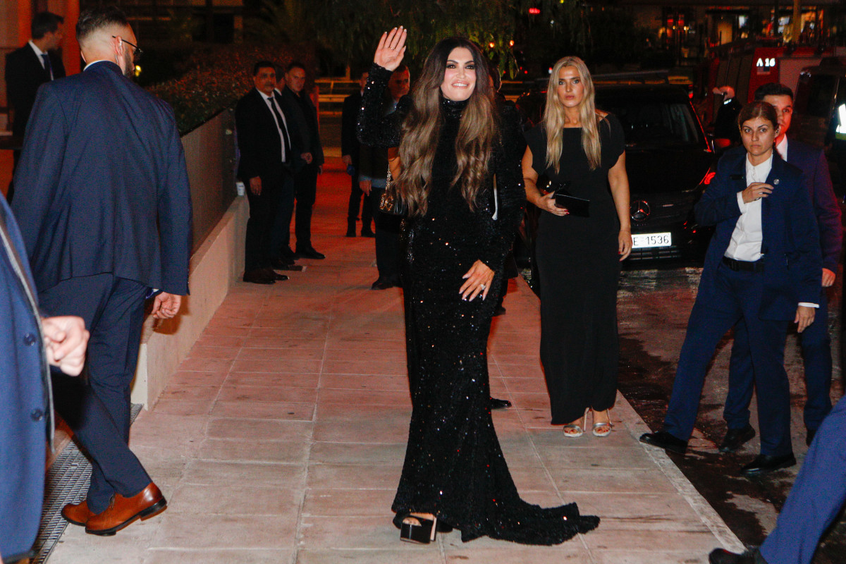 Κίμπερλι Γκίλφοϊλ: Με κατάμαυρη glam τουαλέτα στην πρώτη της δεξίωση στην Αθήνα