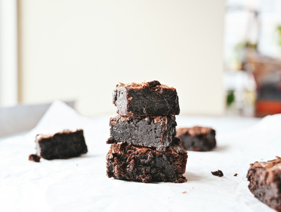Vegan brownies με μπανάνες, φιστικοβούτυρο και σοκολάτα. Η πιο λαχταριστή εκδοχή του γλυκού που αγαπάμε!