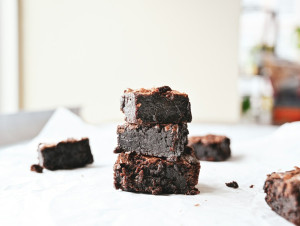 Vegan brownies με μπανάνες, φιστικοβούτυρο και σοκολάτα. Η πιο λαχταριστή εκδοχή του γλυκού που αγαπάμε!