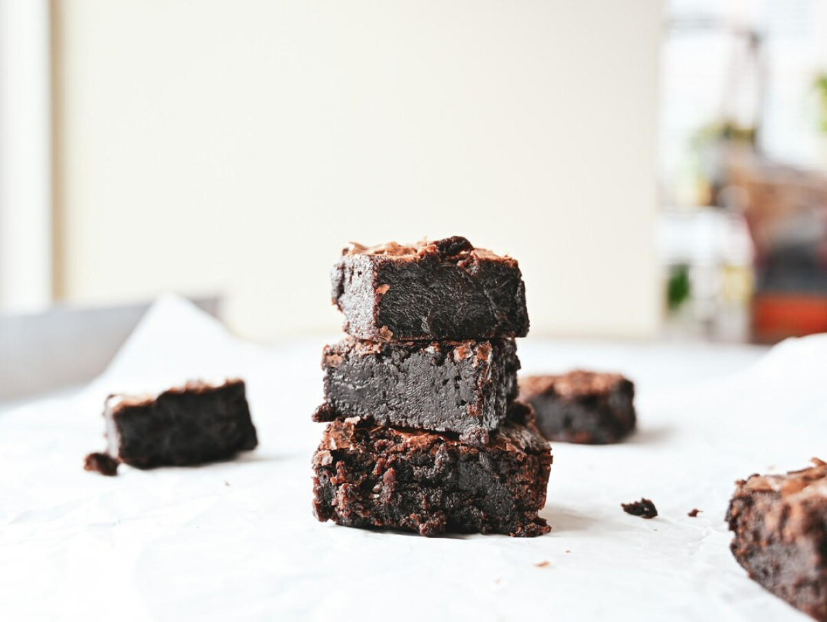 Vegan brownies με μπανάνες, φιστικοβούτυρο και σοκολάτα. Η πιο λαχταριστή εκδοχή του γλυκού που αγαπάμε!