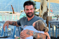 Δημήτρης Αλεξάνδρου: Καμαρώνει τον γιο του που πήγε πρώτη μέρα παιδικό. Ποιος από τους δύο είχε το άγχος του αποχωρισμού;