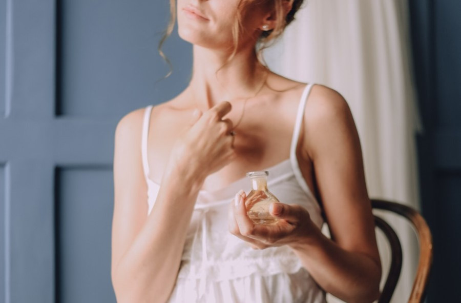 Πώς να πετύχετε (πραγματικά) το σωστό layering αρωμάτων, σύμφωνα με τους αρωματοποιούς