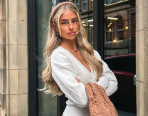 Τι είναι το “shampoo sandwich”, αυτή η ενυδατική τεχνική που έγινε viral στο TikTok και εγκρίνεται από κομμωτές