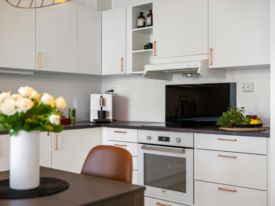 Έχεις λευκή κουζίνα και σκέφτεσαι να βάλεις λίγο χρώμα; Ιδέες για να το πετύχεις χωρίς υπερβολές
