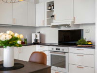 Έχεις λευκή κουζίνα και σκέφτεσαι να βάλεις λίγο χρώμα; Ιδέες για να το πετύχεις χωρίς υπερβολές