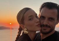 Γιολάντα Καλογεροπούλου - Σταύρος Σβήγκος: Έζησαν το όνειρο χιλιάδων ζευγαριών, ένα ηλιοβασίλεμα στη Σαντορίνη