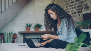 Το νέο trend της Gen Z: Ψωνίζουν… χωρίς να αγοράζουν τίποτα