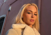 Κάβουρα: Όταν εκείνη είναι σε περιοδεία, ο Τζαβέλλας βγάζει την κόρη τους με… διαφορετικά παπούτσια